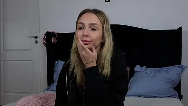 Snapshot of AnnaMaee chatting on November 18, 2025, 6:45 pm AnnaMaee online show from November 18, 2025, 6:45 pm