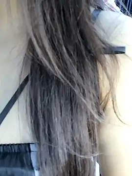 Snapshot of _Linez_ chatting on October 8, 2025, 6:27 pm  Linez  online show from October 8, 2025, 6:27 pm