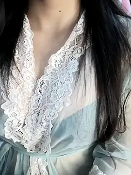 Snapshot of _Linez_ chatting on October 31, 2025, 6:31 pm  Linez  online show from October 31, 2025, 6:31 pm