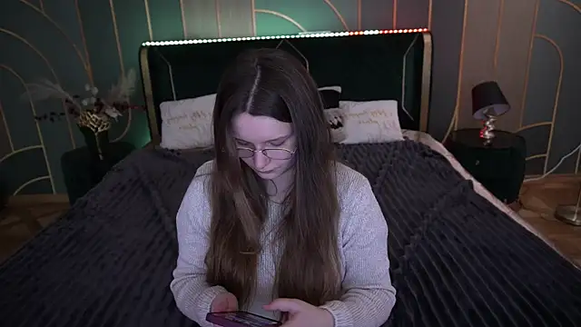 MagicPeachh  online show from November 27, 2025, 7:10 am