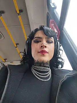 taaylor33 online show from April 17, 2026, 9:51 pm