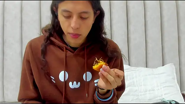 FreyaMoller online show from December 2, 2025, 1:28 pm