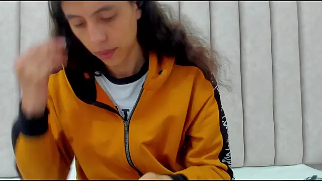 FreyaMoller online show from December 22, 2025, 1:52 pm