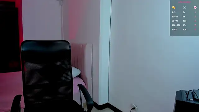 sophie alice  online show from December 18, 2025, 12:44 pm