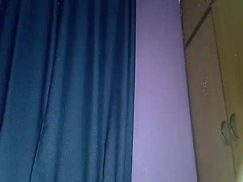 Snapshot of Queen_petite_ chatting on November 9, 2025, 11:47 pm Queen petite online show from November 9, 2025, 11:47 pm