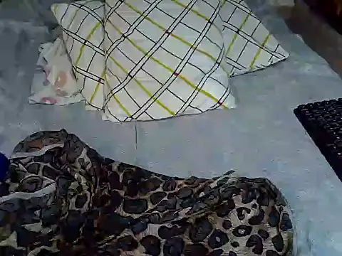 Snapshot of Queen_petite_ chatting on November 22, 2025, 7:35 pm Queen petite online show from November 22, 2025, 7:35 pm