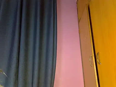 Snapshot of Queen_petite_ chatting on November 23, 2025, 8:41 pm Queen petite online show from November 23, 2025, 8:41 pm