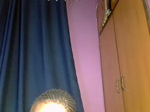 Snapshot of Queen_petite_ chatting on April 3, 2026, 6:28 pm Queen petite online show from April 3, 2026, 6:28 pm
