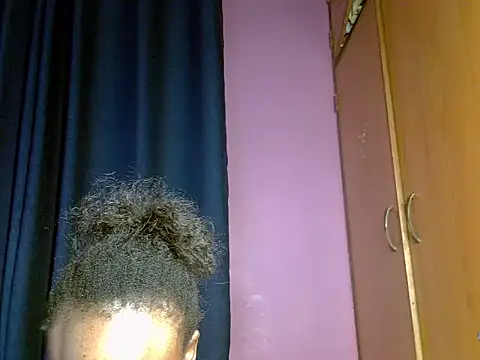 Snapshot of Queen_petite_ chatting on April 22, 2026, 7:48 pm Queen petite online show from April 22, 2026, 7:48 pm