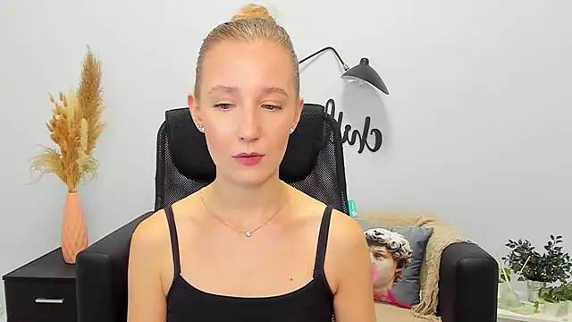 Snapshot of LolaWilsons chatting on January 21, 2025, 1:22 pm LolaWilsons online show from January 21, 2025, 1:22 pm