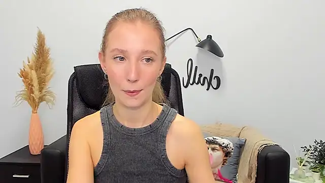 Snapshot of LolaWilsons chatting on January 30, 2025, 12:37 pm LolaWilsons online show from January 30, 2025, 12:37 pm