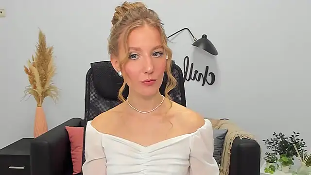 Snapshot of LolaWilsons chatting on February 8, 2025, 11:55 am LolaWilsons online show from February 8, 2025, 11:55 am