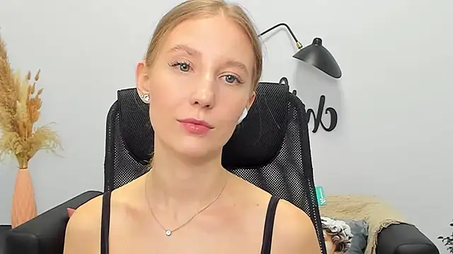 Snapshot of LolaWilsons chatting on March 13, 2025, 12:35 pm LolaWilsons online show from March 13, 2025, 12:35 pm