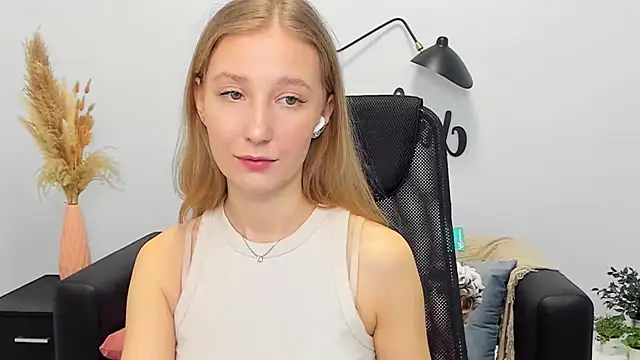 Snapshot of LolaWilsons chatting on March 18, 2025, 9:20 am LolaWilsons online show from March 18, 2025, 9:20 am