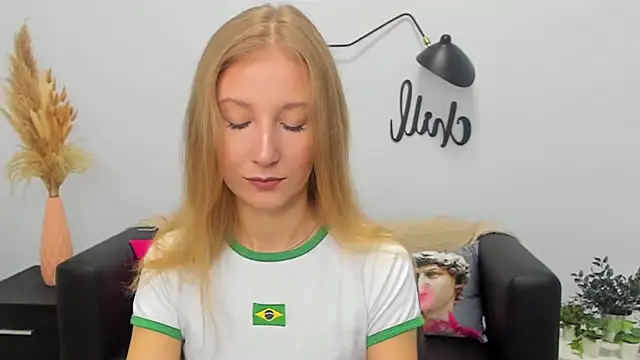 Snapshot of LolaWilsons chatting on September 20, 2025, 8:26 am LolaWilsons online show from September 20, 2025, 8:26 am