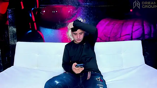 Snapshot of SlimLoves chatting on November 5, 2025, 9:48 pm SlimLoves online show from November 5, 2025, 9:48 pm