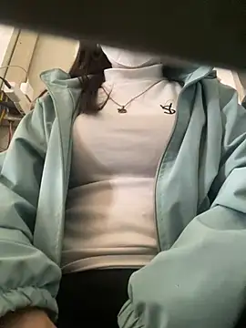 Snapshot of Tuongvy05 chatting on January 1, 2025, 6:37 am Tuongvy05 online show from January 1, 2025, 6:37 am