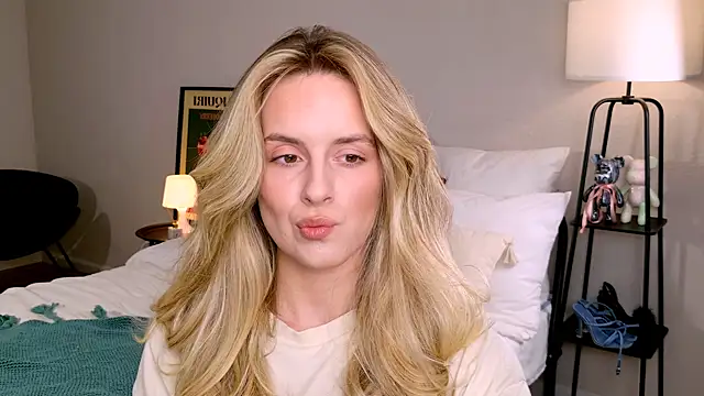 RozzitaBedberry online show from October 27, 2025, 1:48 pm