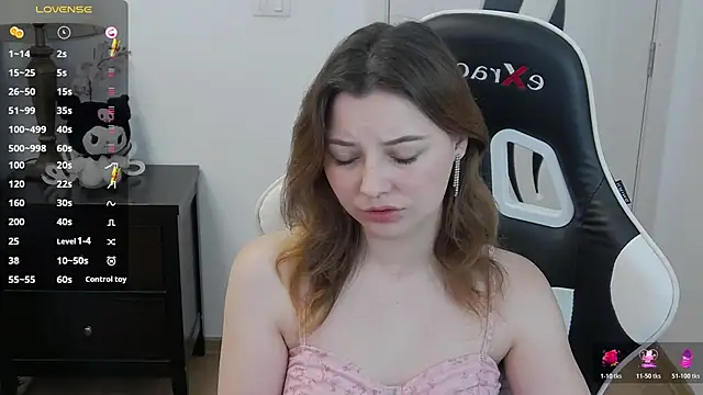 Snapshot of pretty_little_thing chatting on June 1, 2026, 6:09 pm pretty little thing online show from June 1, 2026, 6:09 pm
