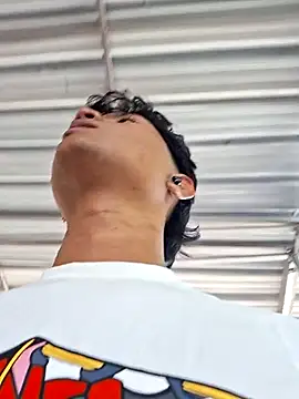 Snapshot of _Ottis_ chatting on October 24, 2025, 4:47 pm Ottis online show from October 24, 2025, 4:47 pm