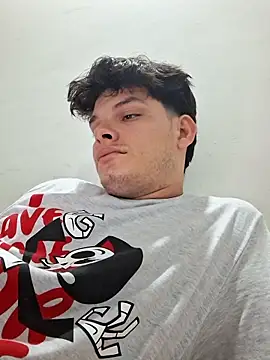 Snapshot of _Ottis_ chatting on October 29, 2025, 11:28 pm Ottis online show from October 29, 2025, 11:28 pm