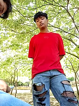 Snapshot of _Ottis_ chatting on November 1, 2025, 7:16 pm Ottis online show from November 1, 2025, 7:16 pm