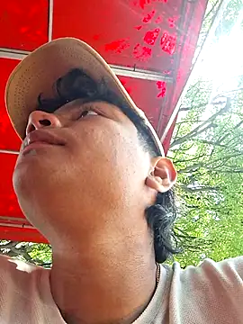 Snapshot of _Ottis_ chatting on November 5, 2025, 4:29 pm Ottis online show from November 5, 2025, 4:29 pm