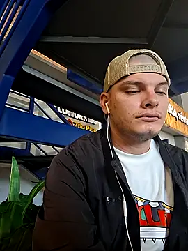 Snapshot of _Ottis_ chatting on November 6, 2025, 4:08 pm Ottis online show from November 6, 2025, 4:08 pm