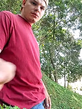 Snapshot of _Ottis_ chatting on November 7, 2025, 3:23 pm Ottis online show from November 7, 2025, 3:23 pm