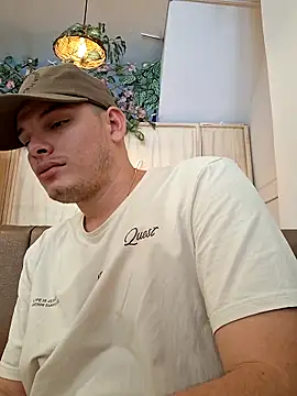 Snapshot of _Ottis_ chatting on November 8, 2025, 4:07 pm Ottis online show from November 8, 2025, 4:07 pm