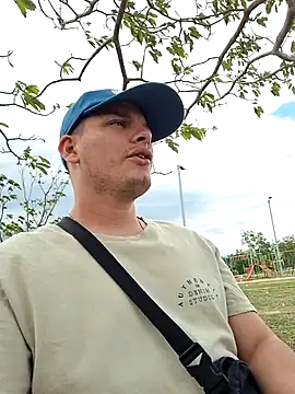 Snapshot of _Ottis_ chatting on November 9, 2025, 7:45 pm Ottis online show from November 9, 2025, 7:45 pm