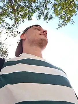 Snapshot of _Ottis_ chatting on November 10, 2025, 7:57 pm Ottis online show from November 10, 2025, 7:57 pm