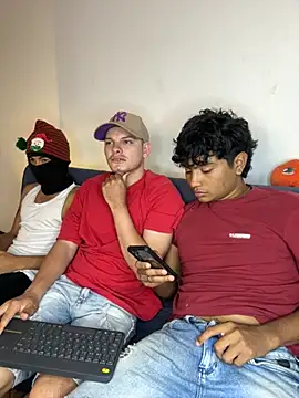 Snapshot of _Ottis_ chatting on November 11, 2025, 5:57 pm Ottis online show from November 11, 2025, 5:57 pm