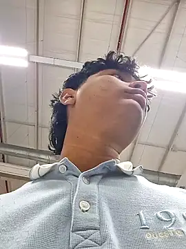 Snapshot of _Ottis_ chatting on November 12, 2025, 6:52 pm Ottis online show from November 12, 2025, 6:52 pm