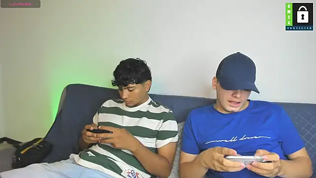 Snapshot of _Ottis_ chatting on November 18, 2025, 11:15 pm Ottis online show from November 18, 2025, 11:15 pm