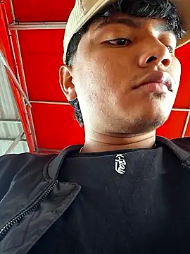 Snapshot of _Ottis_ chatting on November 19, 2025, 6:19 pm Ottis online show from November 19, 2025, 6:19 pm