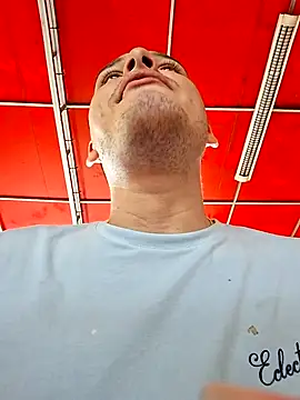 Snapshot of _Ottis_ chatting on November 21, 2025, 5:33 pm Ottis online show from November 21, 2025, 5:33 pm