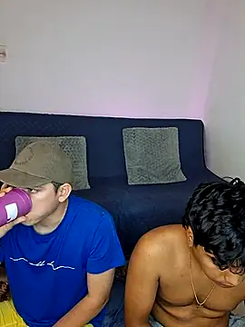 Snapshot of _Ottis_ chatting on November 28, 2025, 12:13 am Ottis online show from November 28, 2025, 12:13 am