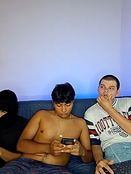 Snapshot of _Ottis_ chatting on November 29, 2025, 11:41 pm Ottis online show from November 29, 2025, 11:41 pm