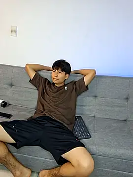 Snapshot of _Ottis_ chatting on December 1, 2025, 10:59 pm Ottis online show from December 1, 2025, 10:59 pm