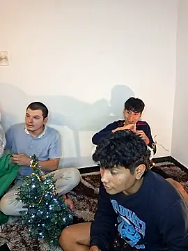 Snapshot of _Ottis_ chatting on December 4, 2025, 11:46 pm Ottis online show from December 4, 2025, 11:46 pm