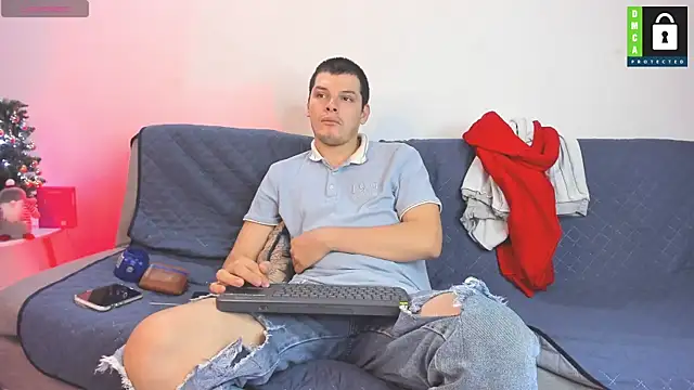 Snapshot of _Ottis_ chatting on December 15, 2025, 11:42 pm Ottis online show from December 15, 2025, 11:42 pm