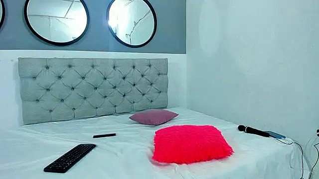 Snapshot of Sophie_and_andress chatting on October 7, 2025, 11:46 pm Sophie and andress online show from October 7, 2025, 11:46 pm