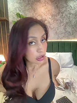 Snapshot of MonicaMoret chatting on May 28, 2026, 12:35 pm MonicaMoret online show from May 28, 2026, 12:35 pm