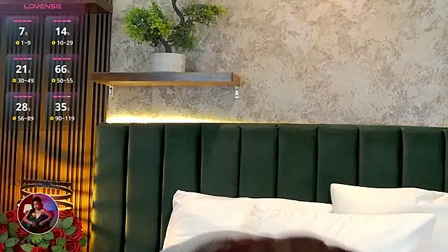 Snapshot of MonicaMoret chatting on July 16, 2026, 12:33 pm MonicaMoret online show from July 16, 2026, 12:33 pm