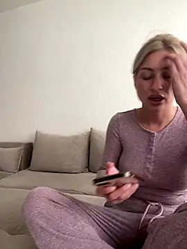 Snapshot of belle98 chatting on September 10, 2025, 3:12 pm belle98 online show from September 10, 2025, 3:12 pm