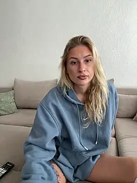 Snapshot of belle98 chatting on October 27, 2025, 1:37 pm belle98 online show from October 27, 2025, 1:37 pm