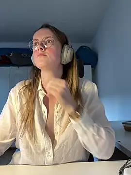 Snapshot of squirty_flirty chatting on February 5, 2025, 3:20 pm squirty flirty online show from February 5, 2025, 3:20 pm