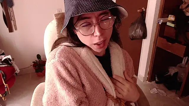 emily pearl  online show from October 28, 2025, 1:47 pm