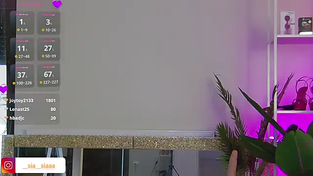 ArianaArianna online show from May 11, 2026, 4:04 pm
